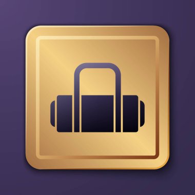 Mor arka planda izole edilmiş seyahat simgesi için mor bavul. Seyahat bagaj tabelası. Seyahat bagaj ikonu. Altın kare düğme. Vektör.