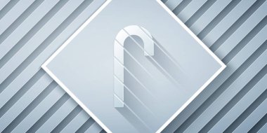 Kağıt kesiği, gri arka planda izole edilmiş çizgili Noel şekeri ikonu. Mutlu Noeller ve mutlu yıllar. Kağıt sanatı tarzı. Vektör.