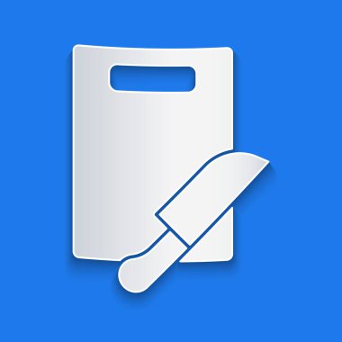 Kağıt kesme tahtası ve bıçak simgesi mavi arka planda izole edilmiş. Kesme tahtası sembolü. Çatal bıçak sembolü. Kağıt sanatı tarzı. Vektör.