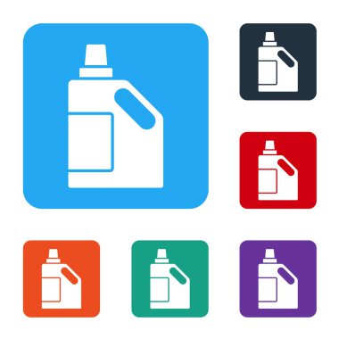 Çamaşır deterjanı, çamaşır suyu, bulaşık deterjanı ya da beyaz arka planda izole edilmiş başka bir temizlik malzemesi için beyaz plastik şişe. Renkli kare düğmelerle simgeleri ayarla. Vektör.