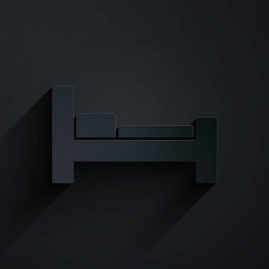 Kağıt kesiği otel odası yatak ikonu siyah arka planda izole edilmiş. Kağıt sanatı tarzı. Vektör.