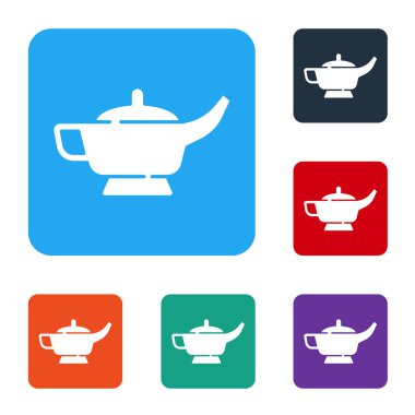 Beyaz sihirli lamba ya da Aladdin lamba ikonu beyaz arkaplanda izole edilmiş. Dilek için ruhani lamba. Renkli kare düğmelerle simgeleri ayarla. Vektör.