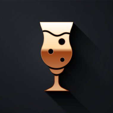 Siyah arka planda izole edilmiş altın bardak bira ikonu. Uzun gölge tarzı. Vektör.