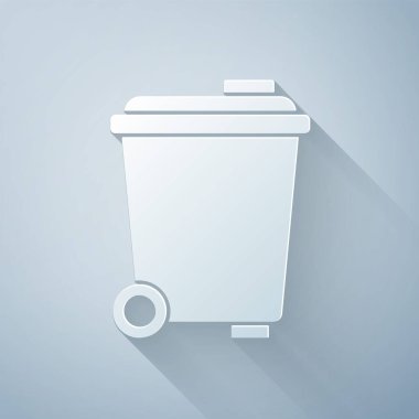 Kağıt kesiği Çöp kutusu simgesi gri arkaplanda izole edildi. Çöp kutusu tabelası. Sepet simgesini geri dönüştür. Ofis çöpü ikonu. Kağıt sanatı tarzı. Vektör.