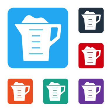 Beyaz arka planda izole edilmiş bir ölçü kabında beyaz yıkama tozu. Renkli kare düğmelerle simgeleri ayarla. Vektör.