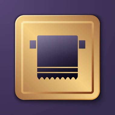 Askı simgesinde mor havlu, mor arka planda izole edilmiş. Banyo havlusu ikonu. Altın kare düğme. Vektör.