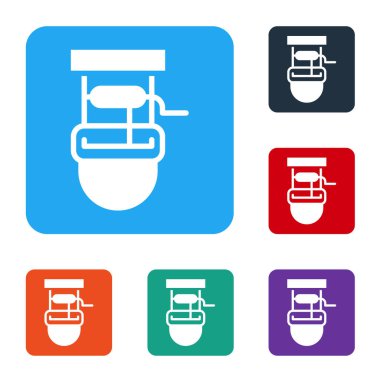 Beyaz Kuyu, beyaz arka planda izole edilmiş bir kova ve içme suyu ikonu. Renkli kare düğmelerle simgeleri ayarla. Vektör.