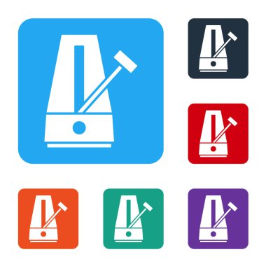 Beyaz arkaplanda izole edilmiş hareket simgesi olan Beyaz Klasik Metronom. Müzik ve ritim mekanizması. Renkli kare düğmelerle simgeleri ayarla. Vektör.