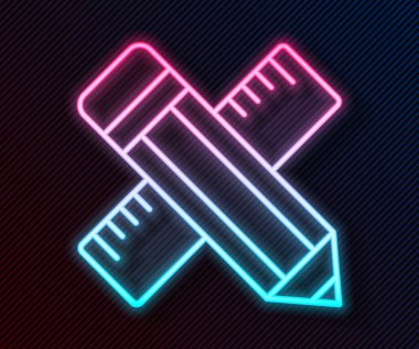 Parlayan neon çizgisi siyah arkaplanda izole edilmiş cetvel ve kalem simgesini çaprazladı. Düz sembol. Çizim ve eğitim araçları. Vektör.