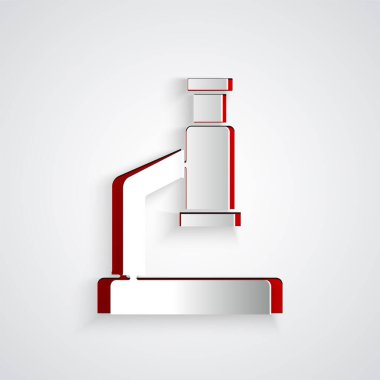 Kağıt kesiği mikroskop simgesi gri arkaplanda izole edildi. Kimya, ilaç aleti, mikrobiyoloji büyütme aracı. Kağıt sanatı tarzı. Vektör.