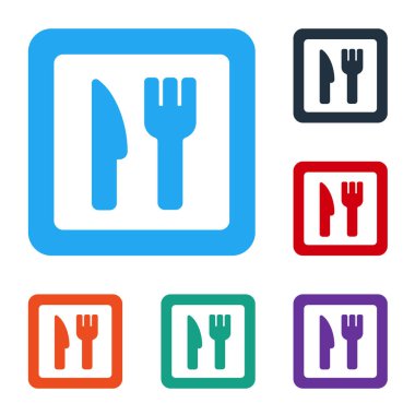 Beyaz Kafe ve restoran konumu simgesi beyaz arka planda izole edildi. Noktanın içinde çatal ve kaşık yeme işareti var. Renkli kare düğmelerle simgeleri ayarla. Vektör..