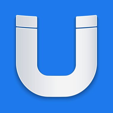 Kağıt kesiği Mıknatıs simgesi mavi arkaplanda izole edildi. At nalı mıknatısı, manyetizma, manyetizma, çekim. Kağıt sanatı tarzı. Vektör.