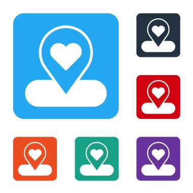 Beyaz arkaplanda kalp simgesi olan beyaz harita işaretçisi. Sevgililer Günü. Aşk yeri. Romantik harita iğnesi. Renkli kare düğmelerle simgeleri ayarla. Vektör.