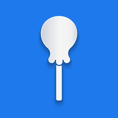 Kağıt kesiği, mavi arkaplanda izole edilmiş lolipop simgesi. Yemek, lezzetli bir sembol. Kağıt sanatı tarzı. Vektör.