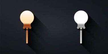Siyah arkaplanda altın ve gümüş renkli lolipop simgesi var. Yemek, lezzetli bir sembol. Uzun gölge tarzı. Vektör.