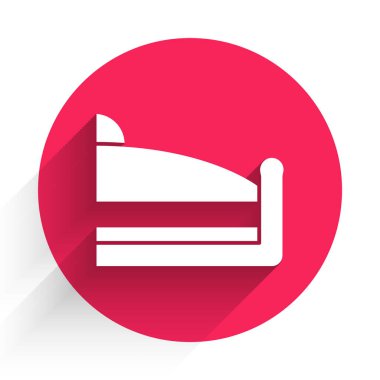 Beyaz kek ikonu uzun gölgeli izole edilmiş. Doğum günün kutlu olsun. Kırmızı daire düğmesi. Vektör.