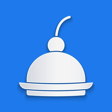 Kağıt kesiği kirazlı cheesecake dilimi ve mavi arka planda meyveli sos ikonu. Kağıt sanatı tarzı. Vektör.