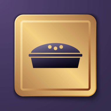 Mor arka planda izole edilmiş ev yapımı mor pasta ikonu. Altın kare düğme. Vektör.