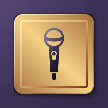 Mor mikrofon simgesi mor arkaplanda izole edilmiş. Radyodaki mikrofondan. Sözcü işareti. Altın kare düğme. Vektör.