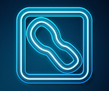 Parlayan neon çizgisi. Mavi arka planda izole edilmiş insan ayak izi ikonu. Ayakkabı tabanı. Vektör.