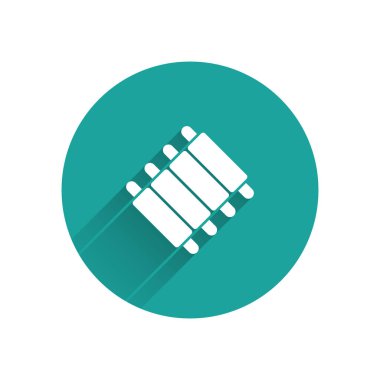 Kağıt kesiği domuz pirzolası. Mavi arka planda izole edilmiş. Kağıt sanatı tarzı. Vektör.