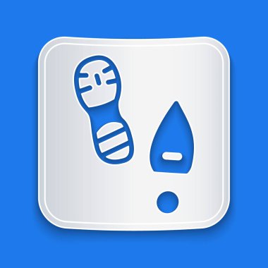 Kağıt kesiği insan ayak izi ayakkabı ikonu mavi arka planda izole edilmiş. Ayakkabı tabanı. Kağıt sanatı tarzı. Vektör.