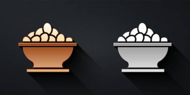 Siyah arka planda izole edilmiş altın ve gümüş zeytinler. Uzun gölge tarzı. Vektör.