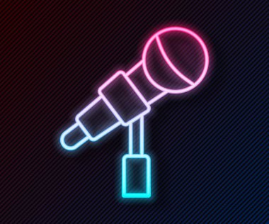 Parlayan neon hattı mikrofon simgesi siyah arkaplanda izole edildi. Radyodaki mikrofondan. Sözcü işareti. Vektör.