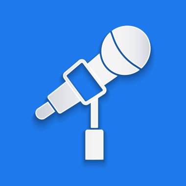 Kağıt kesiği mikrofon simgesi mavi arkaplanda izole edilmiş. Radyodaki mikrofondan. Sözcü işareti. Kağıt sanatı tarzı. Vektör.