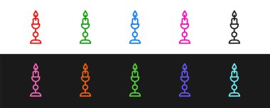 Siyah ve beyaz arkaplanda izole edilmiş şamdan simgesinde yanan mumu ayarla. Eski moda yanan mum. Silindirik mum çubuğu ve yanan ateş. Vektör.