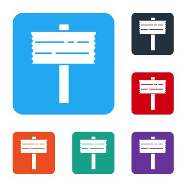 Beyaz Yol trafik tabelası. Beyaz arkaplanda sinyal simgesi izole edildi. İşaretçi sembolü. Sokak bilgi tabelası. Yön tabelası. Renkli kare düğmelerle simgeleri ayarla. Vektör.