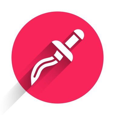 Uzun gölgeli beyaz hançer ikonu. Bıçak ikonu. Keskin bıçaklı kılıç. Kırmızı daire düğmesi. Vektör.