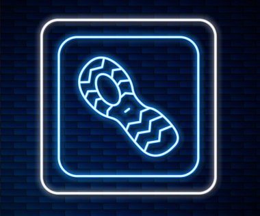 Parlayan neon çizgisi insan ayak izleri. Duvarın arkasında izole edilmiş ayakkabı ikonu. Ayakkabı tabanı. Vektör.