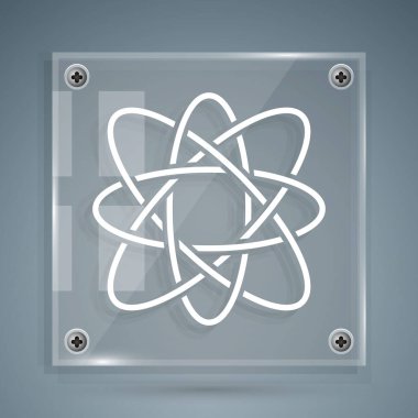Beyaz Atom simgesi gri arkaplanda izole edildi. Bilimin, eğitimin, nükleer fiziğin, bilimsel araştırmaların sembolü. Kare cam paneller. Vektör.