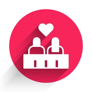 Beyaz romantik çift silueti uzun gölgeli bir ikonun yanındaki bankta oturuyor. Sevgililer Günün kutlu olsun. Kırmızı daire düğmesi. Vektör.