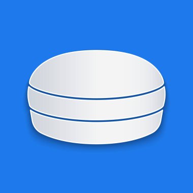 Kağıt kesiği makarnalı kurabiye ikonu mavi arka planda izole edilmiş. Makarna tatlı fırın. Kağıt sanatı tarzı. Vektör.