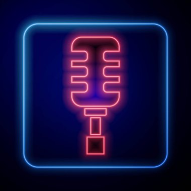 Parlayan neon mikrofon simgesi siyah arkaplanda izole edildi. Radyodaki mikrofondan. Sözcü işareti. Vektör.