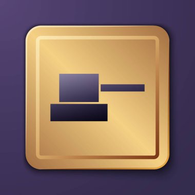 Mor püskürtme kapak simgesini mor arkaplanda izole edebilir. Altın kare düğme. Vektör.