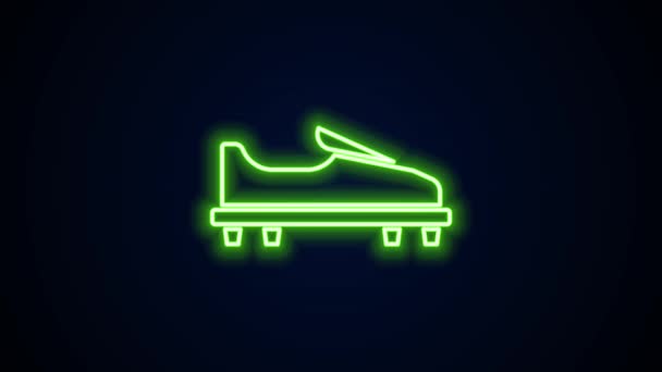 Gloeiende neon lijn Golfschoen pictogram geïsoleerd op zwarte achtergrond. Sportuitrusting. Sportuniform. 4K Video motion grafische animatie — Stockvideo