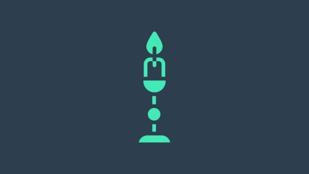 Turquesa Vela ardiente en el icono del candelero aislado sobre fondo azul. Vela encendida a la antigua. Vara cilíndrica con llama ardiente. Animación gráfica de vídeo 4K — Vídeo de stock