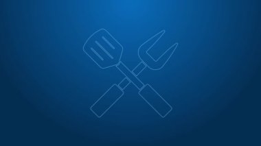 Beyaz çizgi çatal ve spatula simgesi mavi arkaplanda izole edilmiş. Mangal çatalı ve spatula işareti. Barbekü ve ızgara aletleri. 4K Video hareketli grafik canlandırması