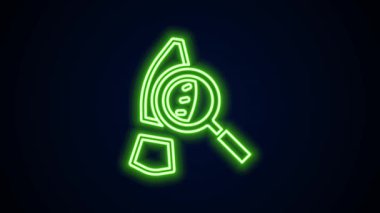 Siyah zemin üzerinde izole ayak izi olan parlak neon çizgi büyüteç. Dedektif araştırıyor. Ayak izlerini takip etmek için. 4K Video hareketli grafik canlandırması
