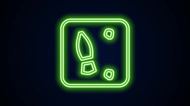 Parlayan neon çizgisi insan ayak izi ayakkabı ikonu siyah arkaplanda izole edildi. Ayakkabı tabanı. 4K Video hareketli grafik canlandırması