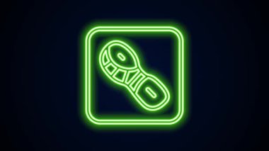Parlayan neon çizgisi insan ayak izi ayakkabı ikonu siyah arkaplanda izole edildi. Ayakkabı tabanı. 4K Video hareketli grafik canlandırması