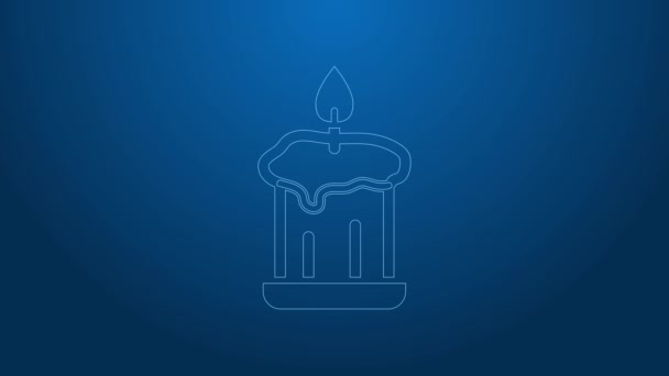 White line Burning candle in candlestick icon isolated on blue background. Old fashioned lit candle. Cylindrical candle stick with burning flame. 4K Video motion graphic animation — Stock Video