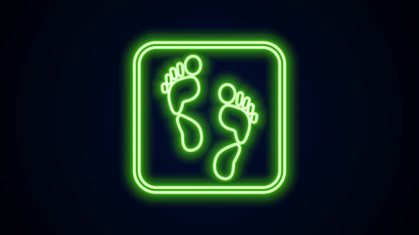 Linea neon luminosa Icona impronta umana isolata su sfondo nero. Traccia di piede umano. Animazione grafica 4K Video motion — Video Stock