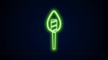 Parlayan neon hattı alev ikonu siyah arkaplanda izole edildi. Sembol ateşi sıcak, alev gücü, alev ve ısı. 4K Video hareketli grafik canlandırması