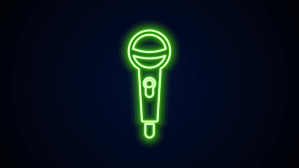 Linea fluorescente icona del microfono isolato su sfondo nero. Sul microfono radio in onda. Segnale di altoparlante. Animazione grafica 4K Video motion — Video Stock