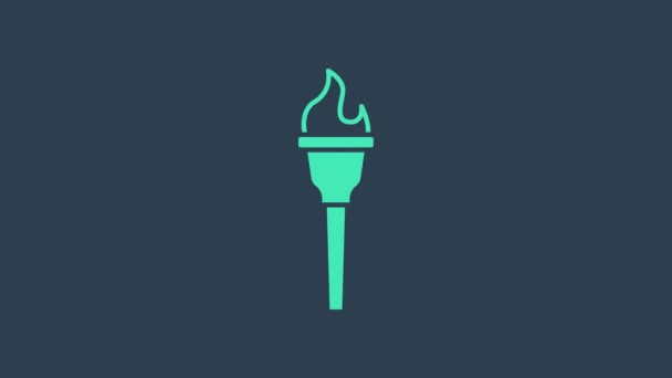 Ícone de chama de tocha turquesa isolado no fundo azul. Fogo de símbolo quente, poder de chama, flamejante e calor. Animação gráfica em movimento de vídeo 4K — Vídeo de Stock