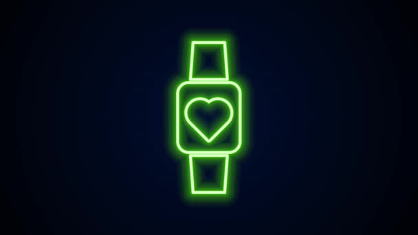Glödande neon line Smart klocka visar pulsikonen isolerad på svart bakgrund. Fitness App koncept. 4K Video motion grafisk animation — Stockvideo